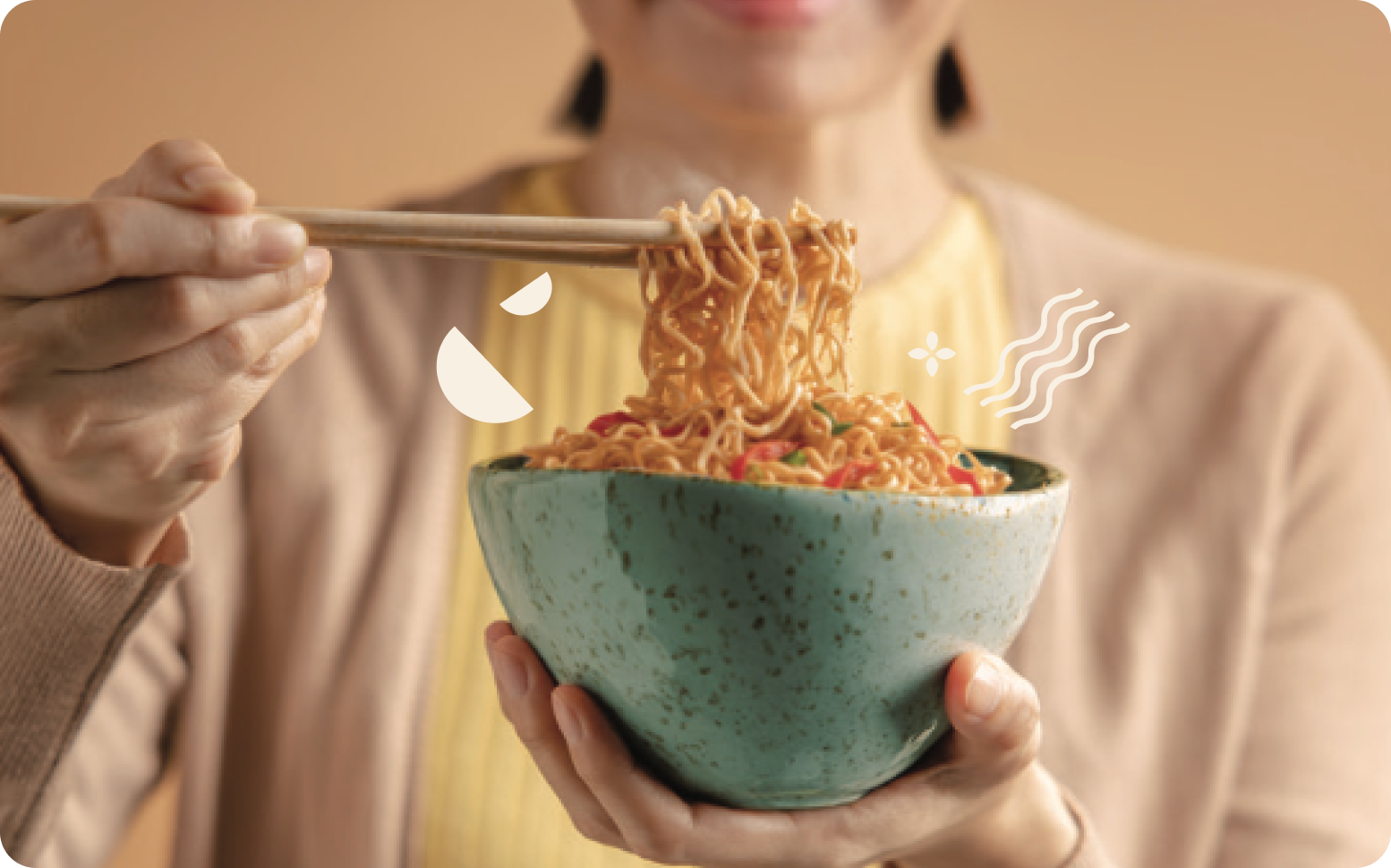 Seseorang menikmati semangkuk mie